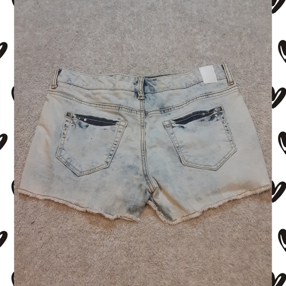 Trendy Acid-Wash Shorts w/ Rivets and Sparkles 7/8 - Picture 5 of 5